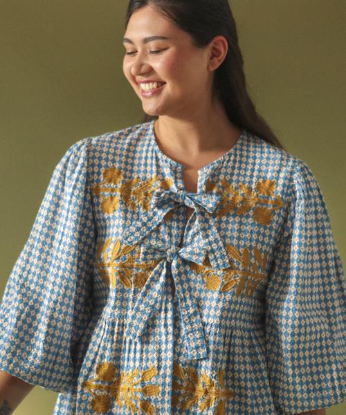 Bluse Capucine mit Print, Stickereien und Schleifen